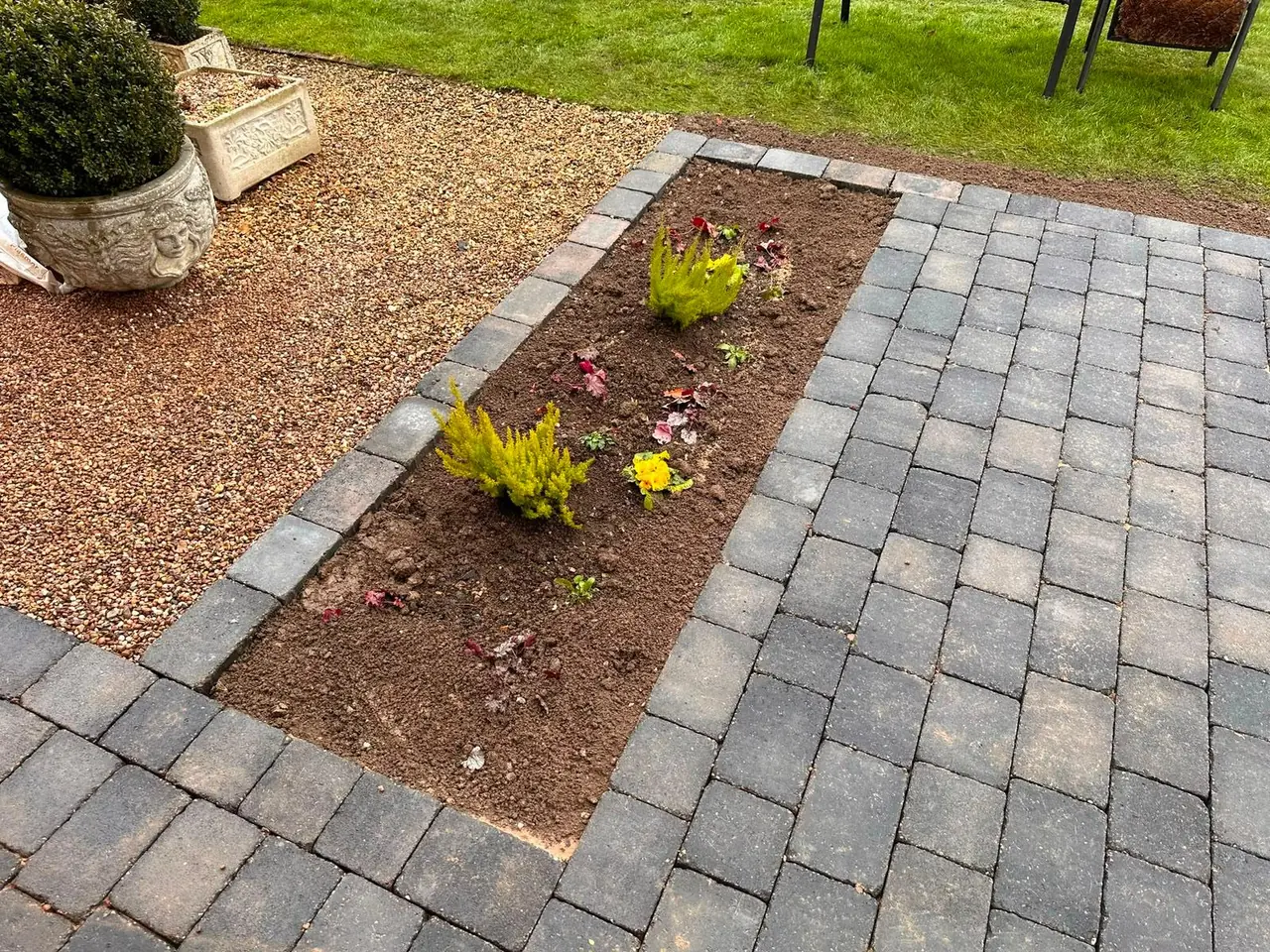 Example of landscaping & garden design work by Holmes Landscapes